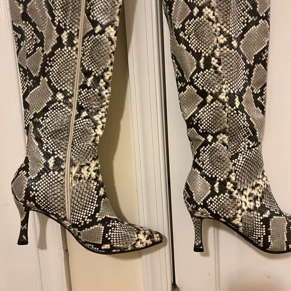 Chic Snakeskin Patterned Heeled Boots